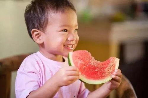 孩子吃瓜看爸妈