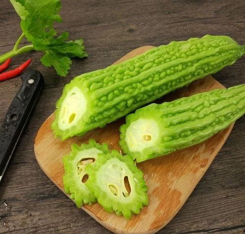 翘着腿吃瓜,品味生活百态